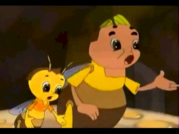 Ong Vàng đậu trên cánh hoa, nhìn mặt trời mọc giữa đồng cỏ rực sáng