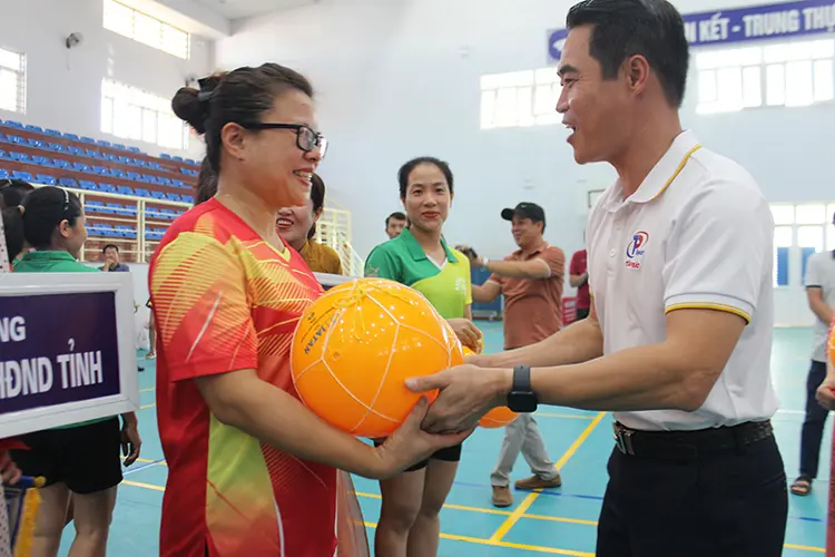 Bóng chuyền hơi làm từ nhựa mềm hoặc cao su, tạo cảm giác nhẹ khi đánh