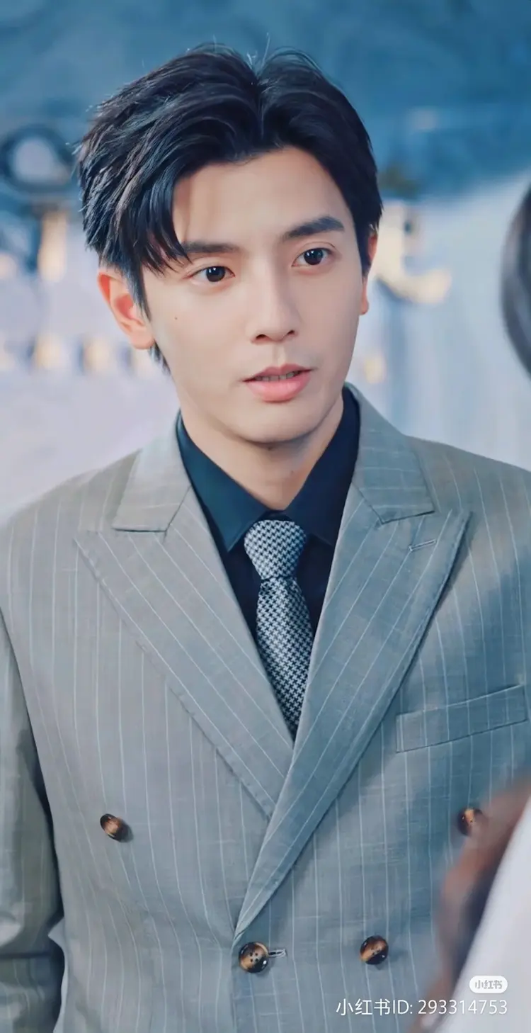 Hà Thông Duệ – nam diễn viên trẻ tài năng được yêu mến qua những vai tổng tài và nhân vật có nội tâm sâu sắc trong phim ngắn Trung Quốc.