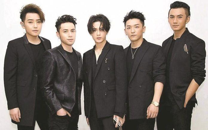 Đàn Kiện Thứ thời kỳ là thành viên nhóm nhạc M.I.C. Nam diễn viên bắt đầu sự nghiệp từ vai trò ca sĩ, rapper trước khi chuyển hướng sang diễn xuất