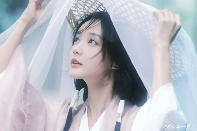 Mỗi khung hình, từ trang phục đến đạo cụ của Vân Tú Hành đều thể hiện sự chỉn chu và thống nhất về mỹ thuật.