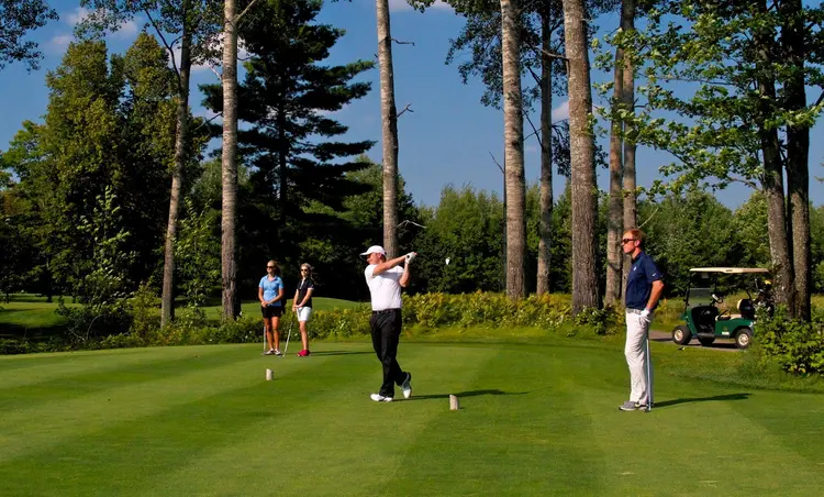 Người chơi golf có thể tham gia thi đấu theo thể thức cá nhân hoặc đồng đội