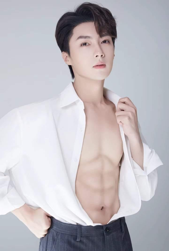 Lưu Lan Bác sở hữu chiều cao ấn tượng 1m83 cùng khuôn mặt thanh tú