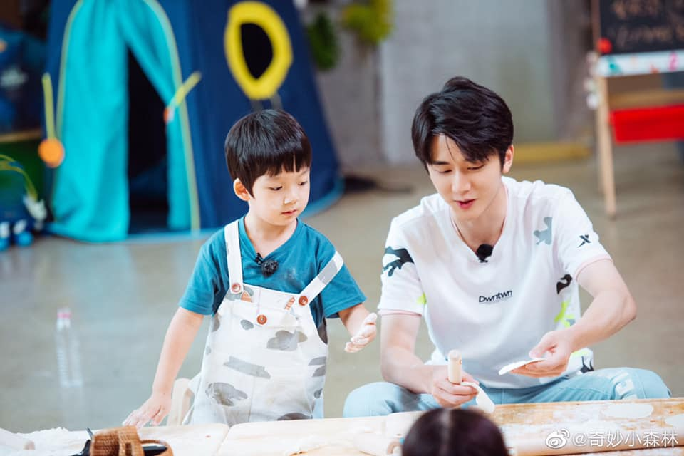 Trương Tân Thành gần gũi, ấm áp chăm sóc và vui chơi cùng trẻ em trong “Khu Rừng Nhỏ Diệu Kì”