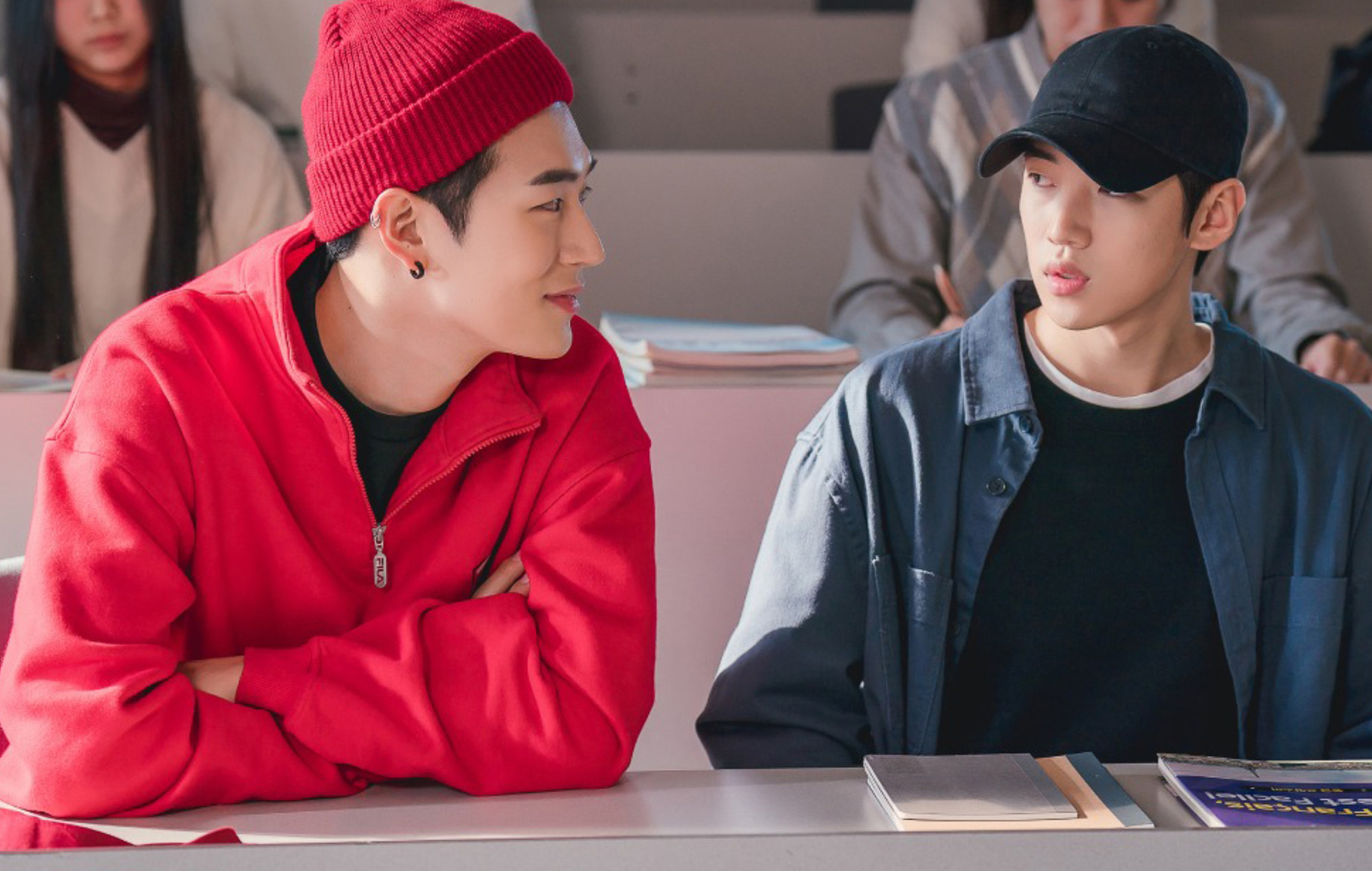 Jae-young trở thành “lỗi ngữ nghĩa” trong thế giới vốn hoàn hảo, rập khuôn của Sang-woo