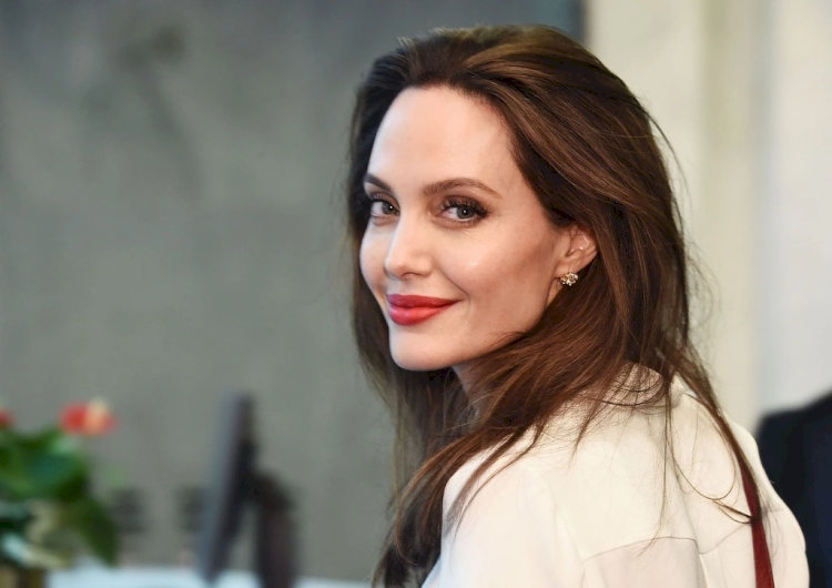 Angelina Jolie – vẻ đẹp quyền lực pha lẫn nhân văn, biểu tượng bất biến của thế giới điện ảnh.