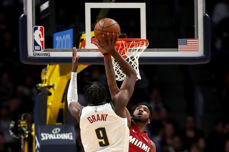 Cầu thủ chạm bóng khi bóng đang rơi xuống theo hướng rổ và có cơ hội ghi điểm