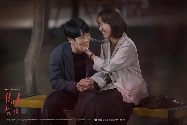 Jung Hae-in vào vai một dược sĩ hiền lành, từng chịu tổn thương trong quá khứ và đang nuôi con một mình