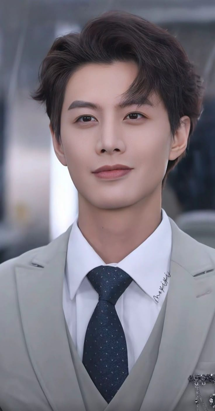 Hà Kiện Kỳ là nam diễn viên Trung Quốc nổi bật với vẻ điển trai, diễn xuất đa dạng và cuốn hút.