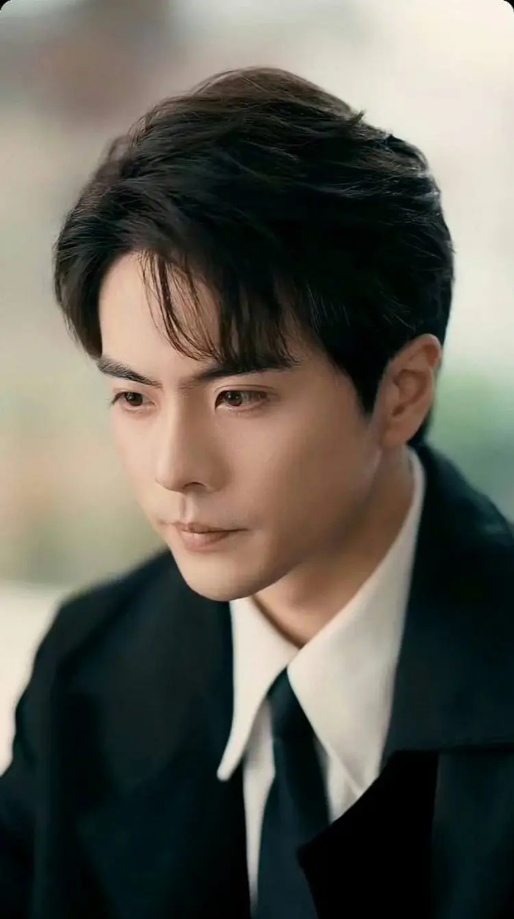 Vương Nam sở hữu vẻ ngoài điển trai, phong thái lịch lãm, thường ghi dấu ấn với vai nam chính ấm áp.