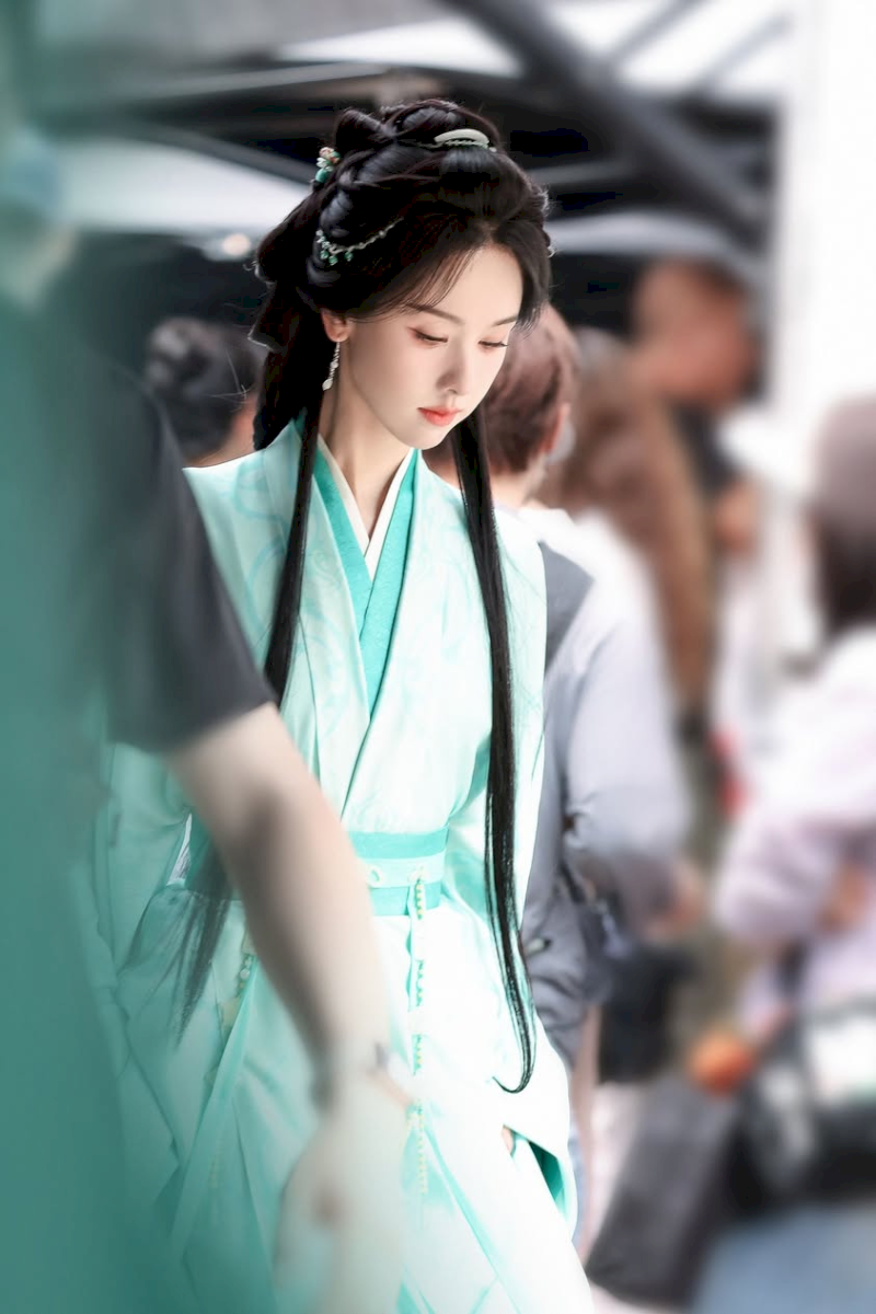 Sở Triều xuất hiện không kiệu không tán