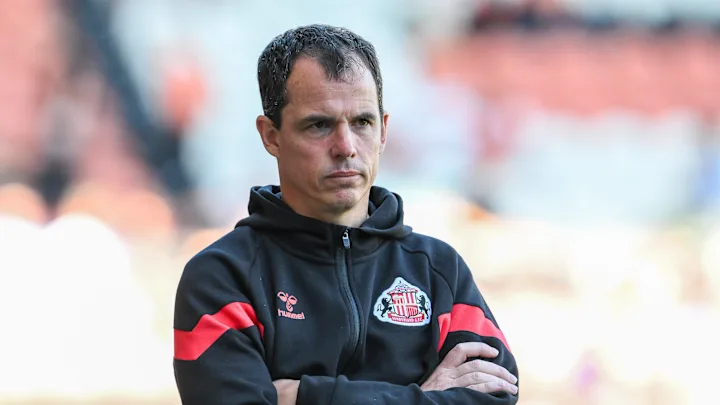 HLV Le Bris sẽ xác nhận đội hình Sunderland trong buổi họp báo trước trận đấu