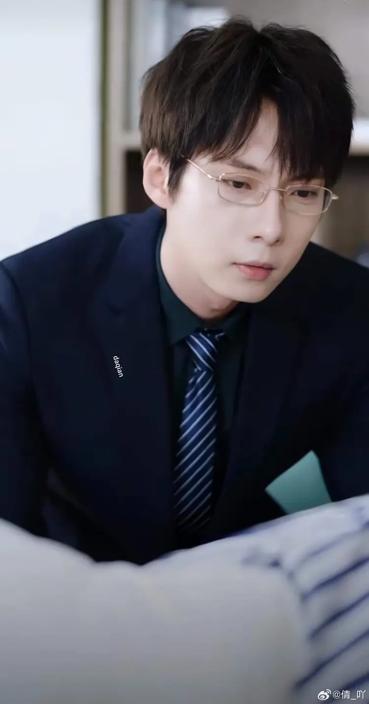 Trương Nãi Ca gây ấn tượng với vẻ trưởng thành, lạnh lùng, chuyên trị vai tổng tài quyền uy.