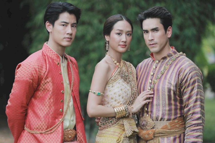 Trái Tim Bị Nguyền Rủa” xoay quanh một người đàn ông bất tử bị trói buộc bởi lời nguyền hàng trăm năm, cho đến khi anh gặp một cô gái có trái tim thuần khiết