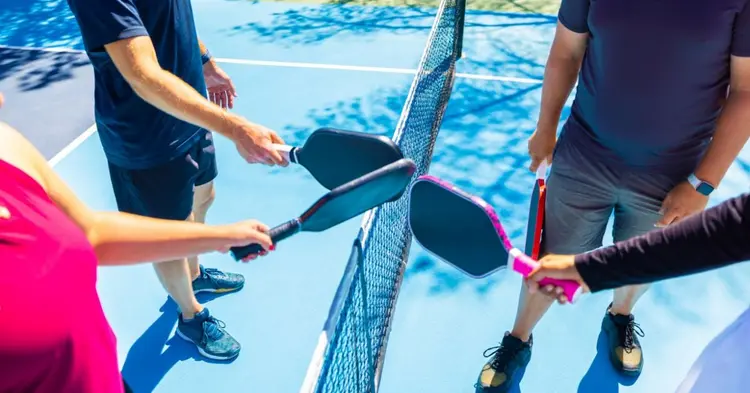 Lưới Pickleball ngoài trời thường cần vật liệu chống nắng/mưa