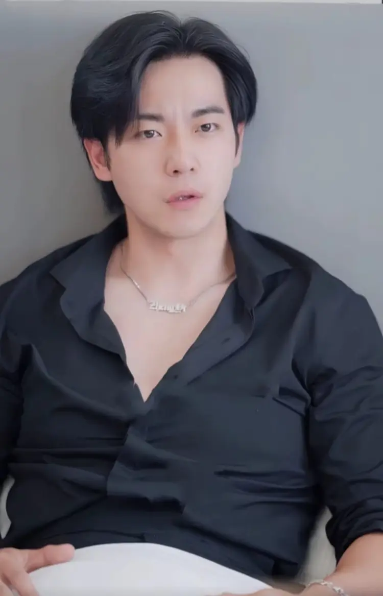 Chân Tử Kỳ sở hữu nét đẹp lạnh lùng và phong thái cuốn hút.