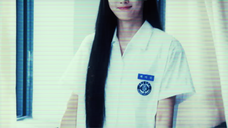 Siêu phẩm tâm lý giật gân được mong chờ nhất cuối năm 2025 "Dear X" (Gửi X) tập 1 sẽ chính thức lên sóng vào ngày 06/11. Sự chờ đợi của khán giả dường như đã lên đến đỉnh điểm, không chỉ vì đây là tác phẩm đánh dấu sự trở lại của đạo diễn "vàng" Lee Eung Bok (Goblin, Sweet Home), mà còn vì cú lột xác 180 độ của Kim Yoo Jung.