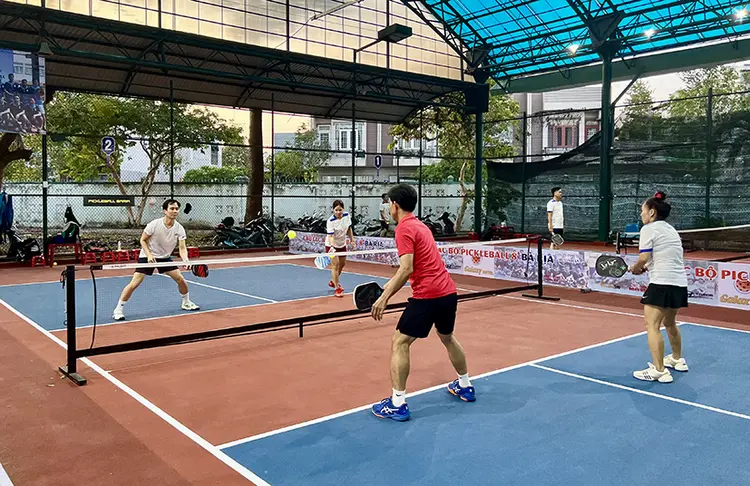 Mỗi người chơi chỉ có một cơ hội để giao bóng hợp lệ trong mỗi lượt