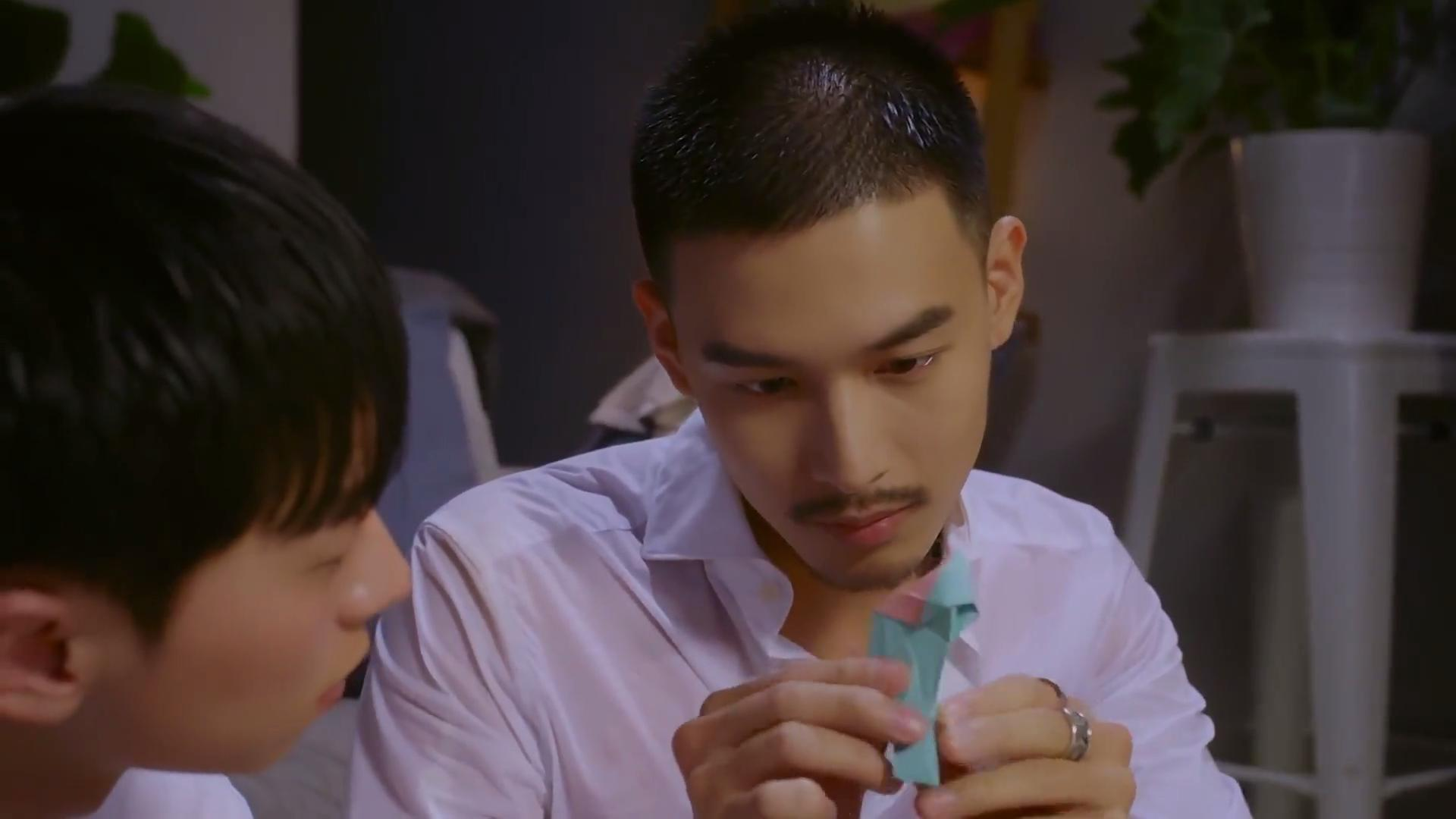 Gu Jing trở thành người mà Liu Li có thể chia sẻ những tâm tư thầm kín trong giai đoạn chia tay đầy tổn thương