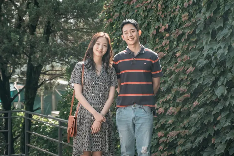 Jung Hae-in thể hiện vẻ bất an, trầm lặng nhưng chân thành của một người đàn ông từng mắc lỗi và khao khát sống tử tế