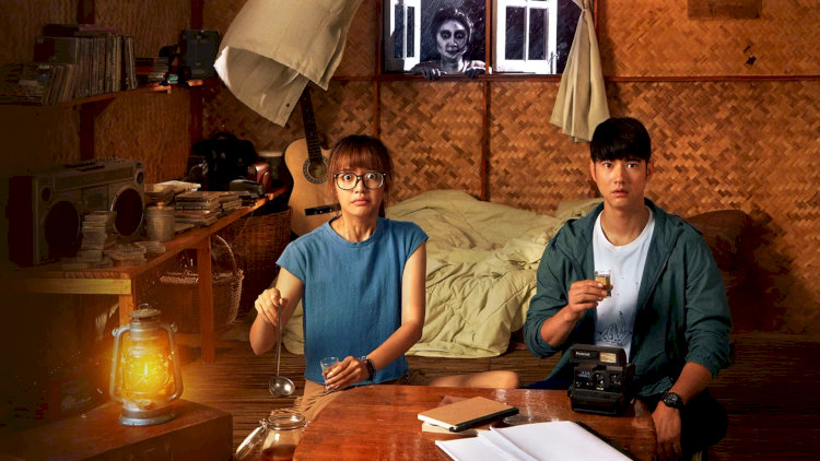 Cả hai nhanh chóng bắt đầu một mối quan hệ lãng mạn nhẹ nhàng, đồng thời phải đối phó với những tình huống dở khóc dở cười do các linh hồn gây ra