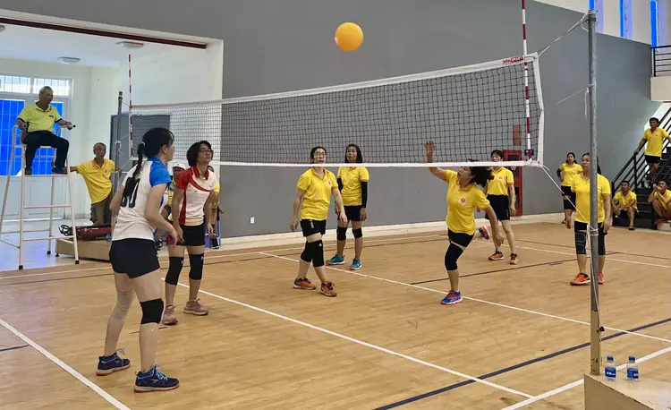 Sân bóng chuyền hơi nhỏ hơn sân bóng chuyền truyền thống, tạo điều kiện chơi linh hoạt hơn