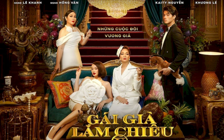 Ảnh phim mang phong cách cổ điển, sang trọng với gam màu vàng – đỏ biểu trưng cho quyền lực, bí ẩn và hào quang phù hoa.