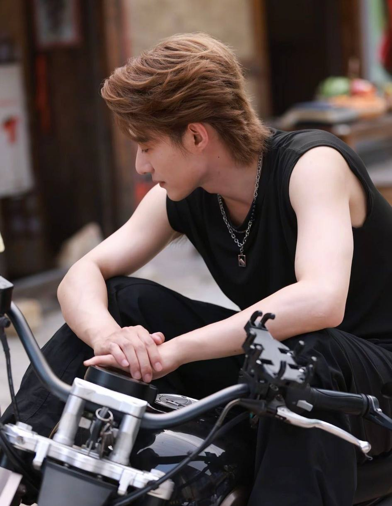 Xuất thân là một người mẫu ảnh, Triệu Chấn Đông sở hữu lợi thế lớn về ngoại hình và khả năng biểu cảm trước ống kính