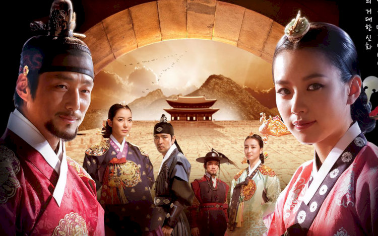 “Dong Yi” là bộ phim cổ trang đưa tên tuổi Han Hyo Joo lên hàng sao, kể về hành trình một cung nữ thường dân vươn lên thành phi tần được vua sủng ái.