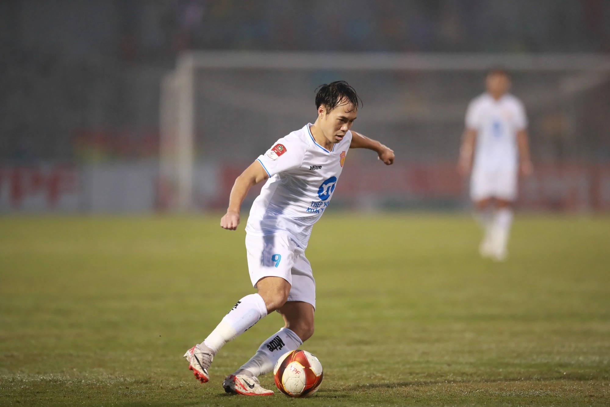 Văn Toàn để lại dấu ấn đậm nét với lối chơi kỹ thuật và tốc độ vượt trội