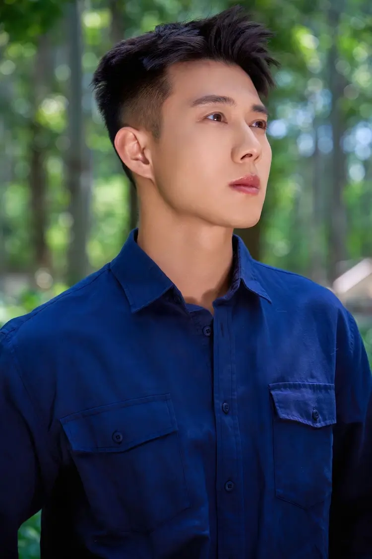 Huỳnh Văn Bác nổi bật với vẻ ngoài lịch lãm, khí chất mạnh mẽ và phong cách diễn xuất tinh tế, chuyên thủ vai những nhân vật có chiều sâu tâm lý.