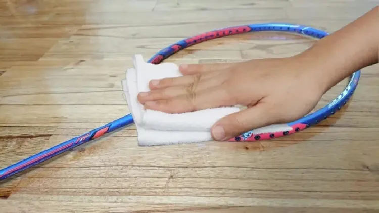 Đối với vợt cầu lông đã sử dụng, bạn nên vệ sinh cán vợt sạch sẽ trước khi quấn