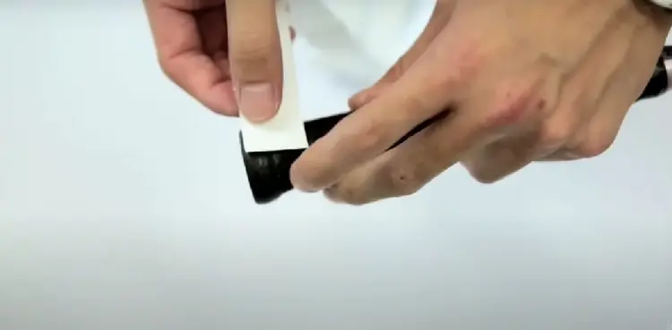 Với cách này, phần đáy cán có thể sẽ bị nhăn, nhưng phần kết thúc của dây quấn sẽ tự tạo thành một đường xéo giúp việc dán băng keo cố định dễ dàng hơn