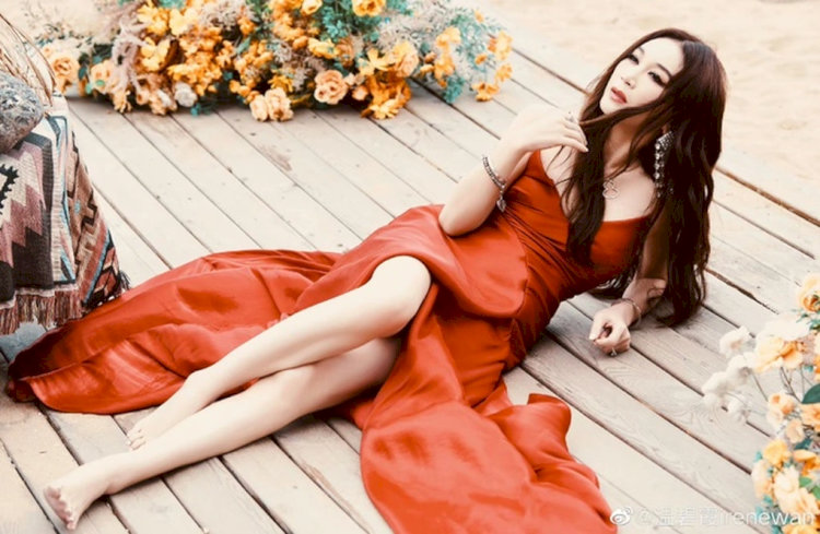 Nhan sắc vượt thời gian, biểu tượng của sự thanh lịch và kiêu hãnh.