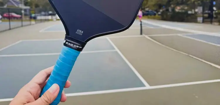 Quấn cán vợt Pickleball giúp tăng độ bám để bạn không bị trơn trượt khi đánh