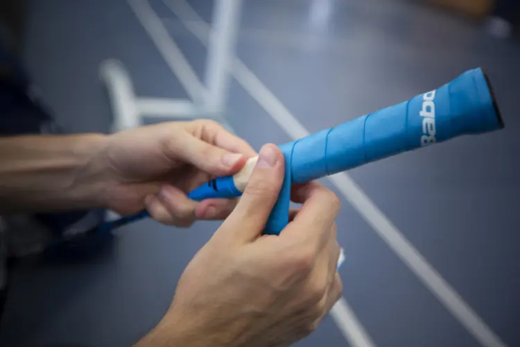 Việc quấn cán vợt cầu lông lần đầu có thể gặp phải một số lỗi nhỏ