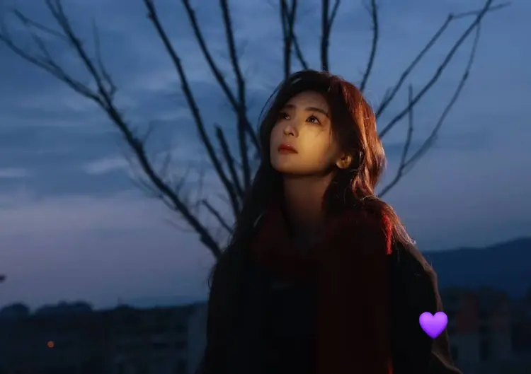 Chung Hy (Zhōng Xī) là “nữ thần thành thị” nổi bật của dòng phim ngắn với vẻ đẹp hiện đại, sắc sảo cùng khí chất đầy tự tin.