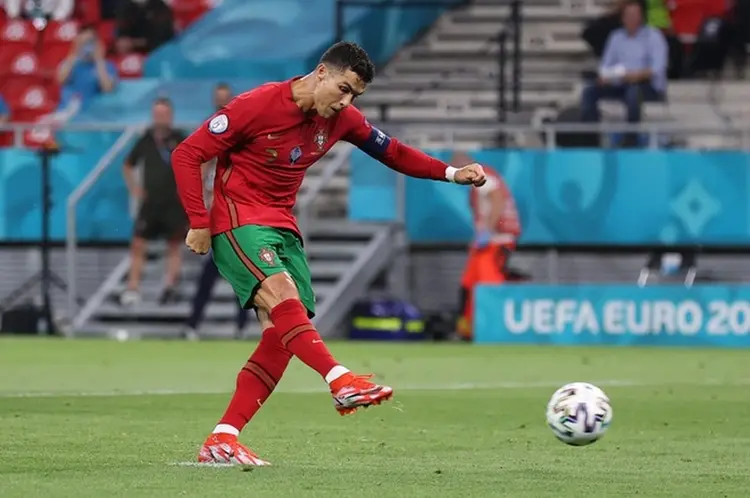 Cristiano Ronaldo là một trong những cầu thủ vĩ đại trong lịch sử bóng đá
