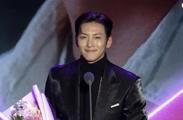 Sự nghiệp của nam nghệ sĩ được công nhận bởi nhiều giải thưởng danh giá