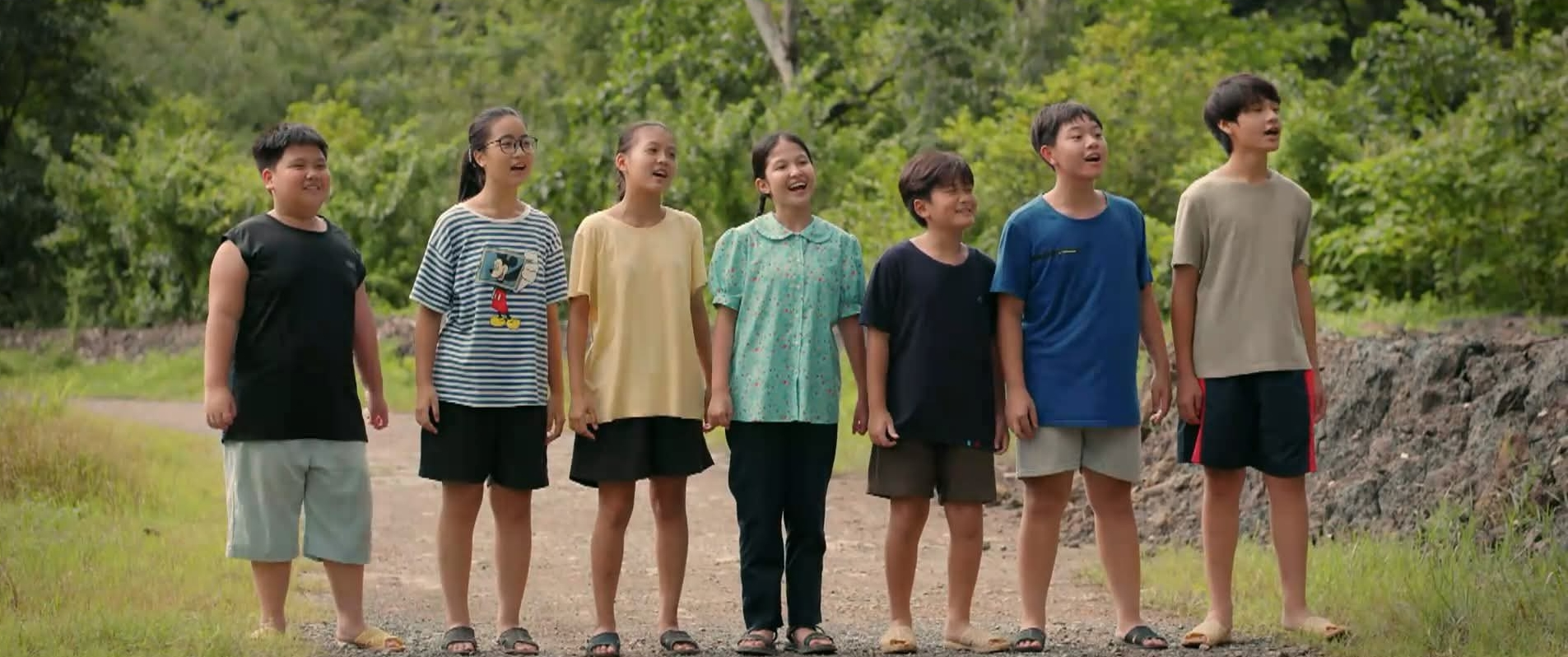 “Cách Em 1 Milimet” không sa vào bi kịch hay tô hồng quá khứ, mà để mọi thứ một cách tự nhiên và bền bỉ