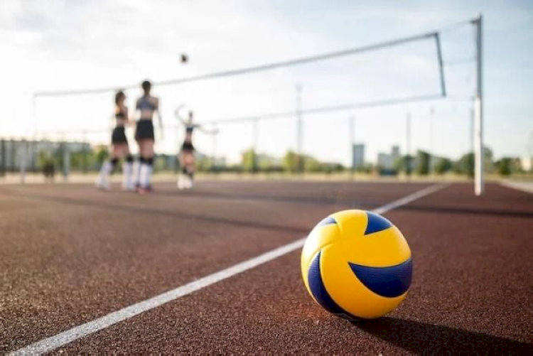 Bóng được tính là ngoài cuộc khi bóng chạm đất ngoài sân,