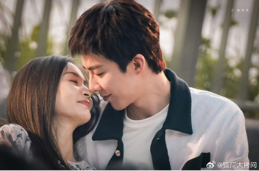 “Bụi Hoa Hồng” là dòng phim đô thị hiện đại, chú trọng vào tính chân thực và cảm xúc nhân vật.