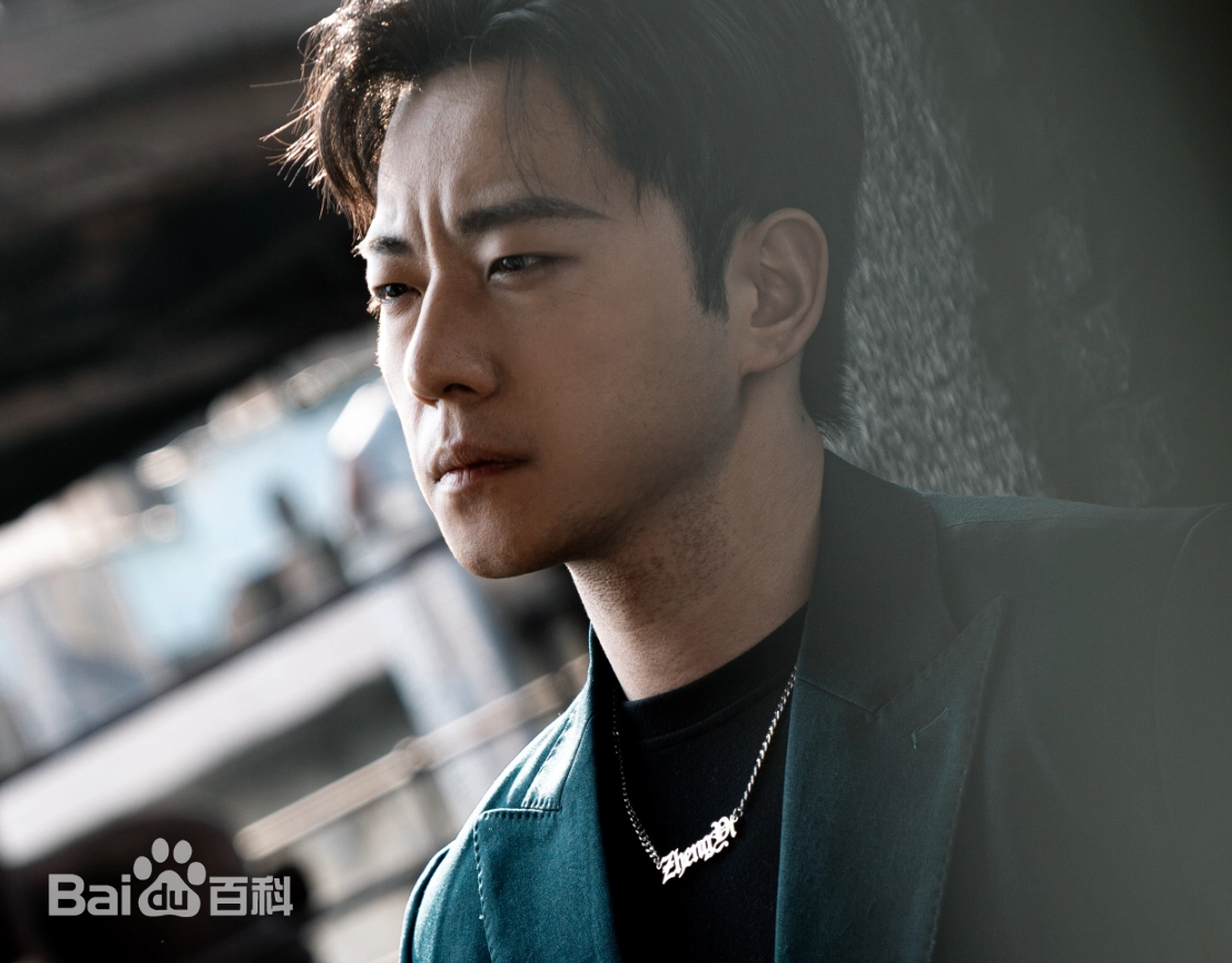 Chân Tử Kỳ gây ấn tượng với ngoại hình điện ảnh và khả năng biến hóa đa dạng vai diễn.