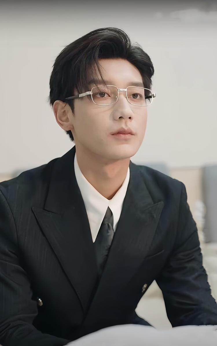 Lữ Đan Đông – diễn viên phim ngắn nổi tiếng với khả năng diễn xuất cảm xúc sâu sắc và ngoại hình nam tính, được nhiều khán giả yêu mến trên Douyin.