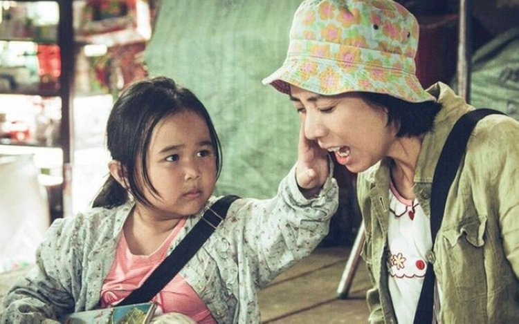 Ảnh phim có gam màu vàng ấm áp, tái hiện không khí bình dị và chan chứa tình người của cuộc sống miền quê Việt Nam.