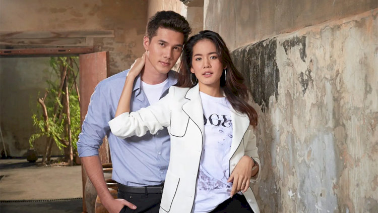 “Phép Thuật Tình Yêu” kể về câu chuyện của một cô gái vô tình bị dính lời nguyền cổ khiến mọi người xung quanh cô đều rơi vào tình yêu mù quáng