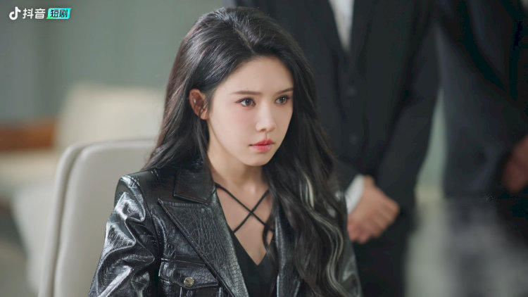 Khương Thập Thất (Jiāng Shíqī), "Nữ hoàng Douyin" hay "Nhất tỷ" của làng phim ngắn, sở hữu vẻ đẹp ngọt ngào, hiện đại nhưng cũng rất sang chảnh.