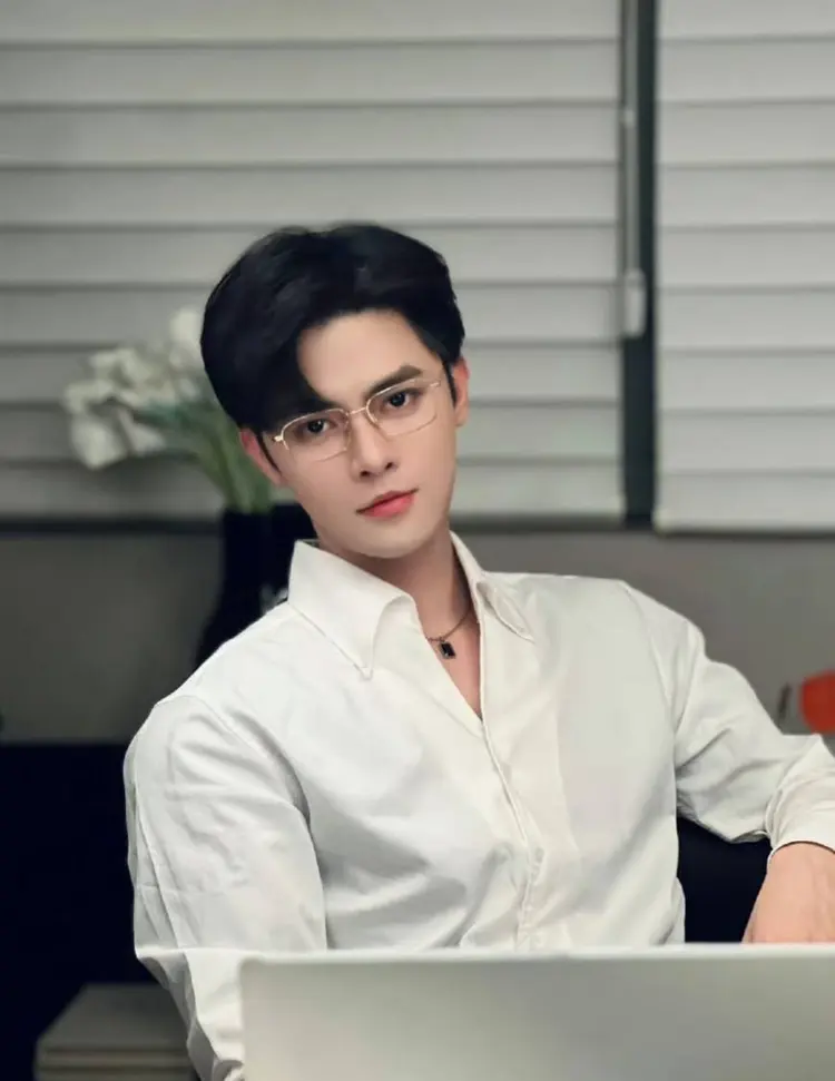 Mã Minh Vũ sở hữu vẻ điển trai, cao ráo, chuẩn hình tượng tổng tài giàu nội tâm.