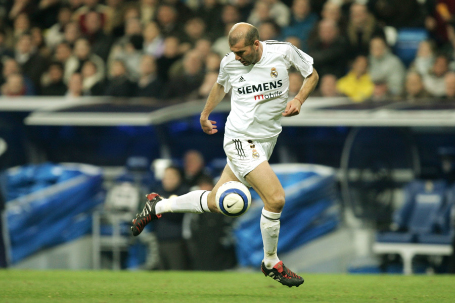 Zinedine Zidane không chỉ là một cầu thủ xuất sắc mà còn là một nghệ sĩ trên sân cỏ
