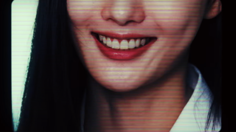 Nhưng Heo In Gang rõ ràng không phải là người dễ bị dọa nạt. Cô ấy đã im lặng quá lâu. Giờ đây, khi A Hee đã "phản đòn" bằng lời đe dọa, In Gang chắc chắn sẽ có động thái đáp trả. Tập 3 "Dear X" (Gửi X) hứa hẹn sẽ là một cuộc chiến leo thang, "mặt nạ" của Baek A Hee bắt đầu xuất hiện những vết nứt nghiêm trọng đầu tiên.